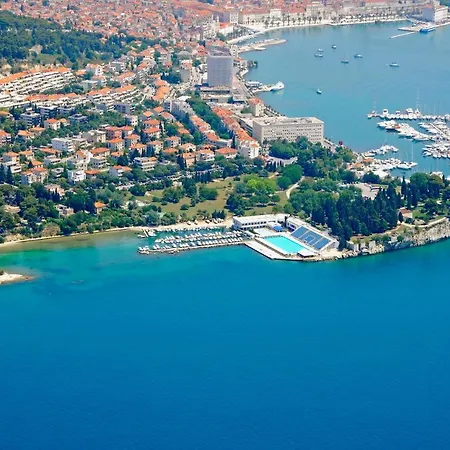 Apartman A3 - Luxury W Big Balcony 4 Min Walk To *