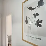 Апартаменты A - Luxury W Big Balcony 4 Min Walk To