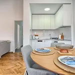 A - Luxury W Big Balcony 4 Min Walk To Апартаменты