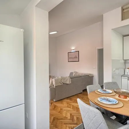 A3 - Luxury W Big Balcony 4 Min Walk To Apartment