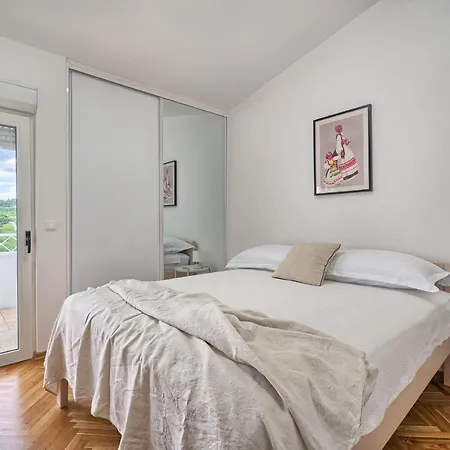A3 - Luxury W Big Balcony 4 Min Walk To