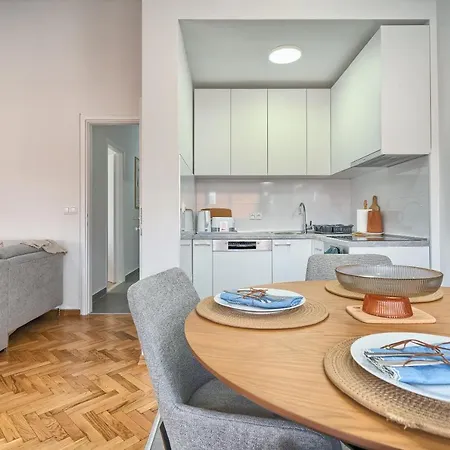 Apartment A3 - Luxury W Big Balcony 4 Min Walk To *