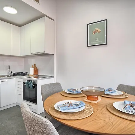Apartment A3 - Luxury W Big Balcony 4 Min Walk To *