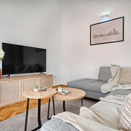 A3 - Luxury W Big Balcony 4 Min Walk To *