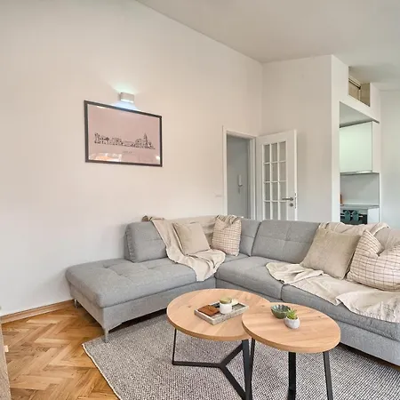 A3 - Luxury W Big Balcony 4 Min Walk To Apartment