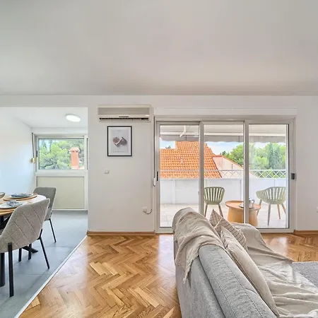 A3 - Luxury W Big Balcony 4 Min Walk To