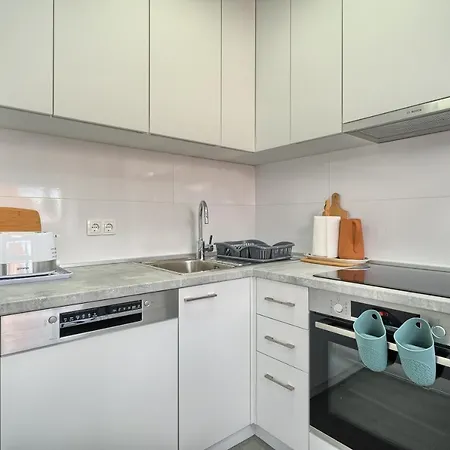 Apartment A3 - Luxury W Big Balcony 4 Min Walk To *
