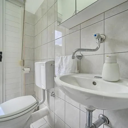 Apartment A3 - Luxury W Big Balcony 4 Min Walk To
