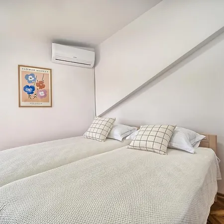 Apartment A3 - Luxury W Big Balcony 4 Min Walk To