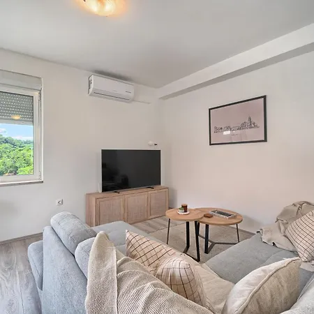 A 2 Spacious W Big Balcony 4 Min Walk To