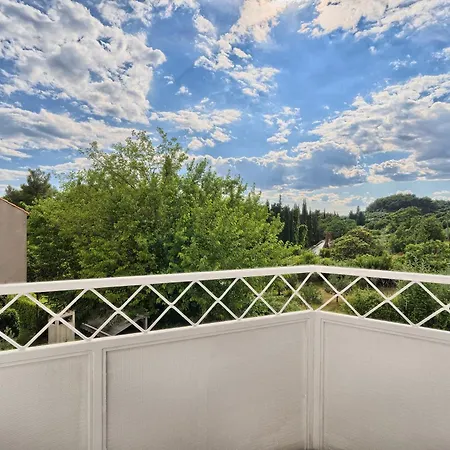 A 2 Spacious W Big Balcony 4 Min Walk To *