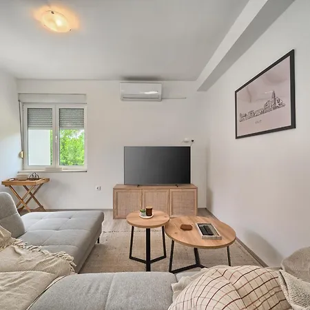 A 2 Spacious W Big Balcony 4 Min Walk To *