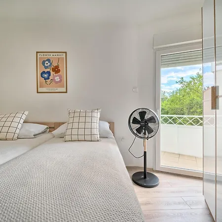 A 2 Spacious W Big Balcony 4 Min Walk To *