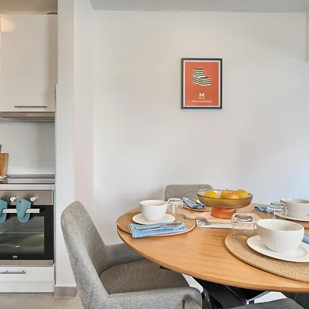 A 2 Spacious W Big Balcony 4 Min Walk To