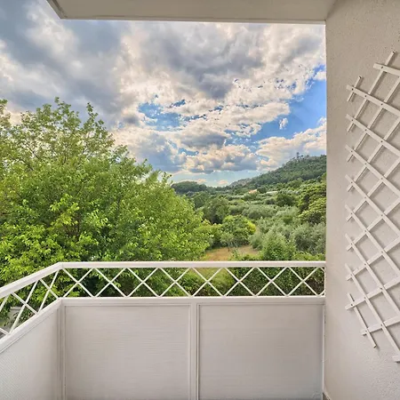 A 2 Spacious W Big Balcony 4 Min Walk To * Split