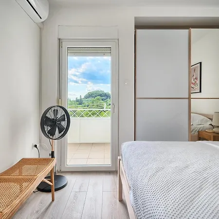 A 2 Spacious W Big Balcony 4 Min Walk To