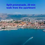 A - Luxury W Big Balcony 4 Min Walk To *