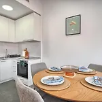 Apartmán A - Luxury W Big Balcony 4 Min Walk To *