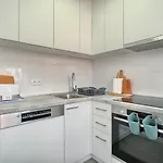 Apartmán A - Luxury W Big Balcony 4 Min Walk To *
