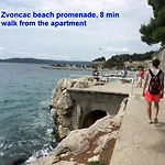A - Luxury W Big Balcony 4 Min Walk To
